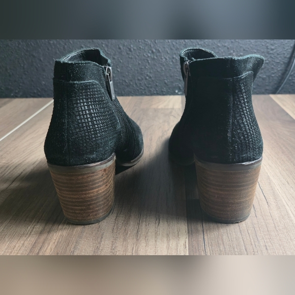 Lucky Brand Ponic Black SIZE 8.5 Suede Ankle Bootie Side Slit Zip Heeled - Picture 6 of 10